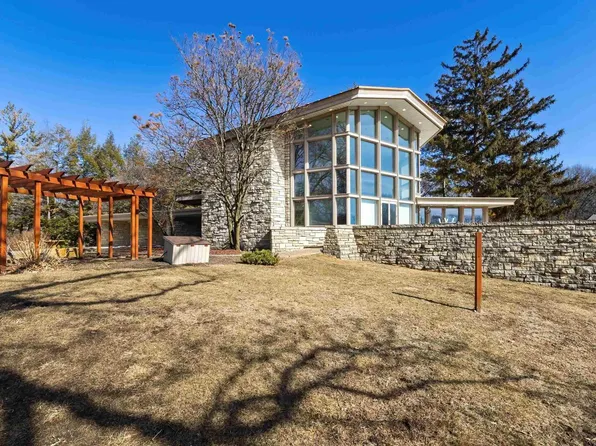 200 Whispering Pnes, Clinton, IA 52732