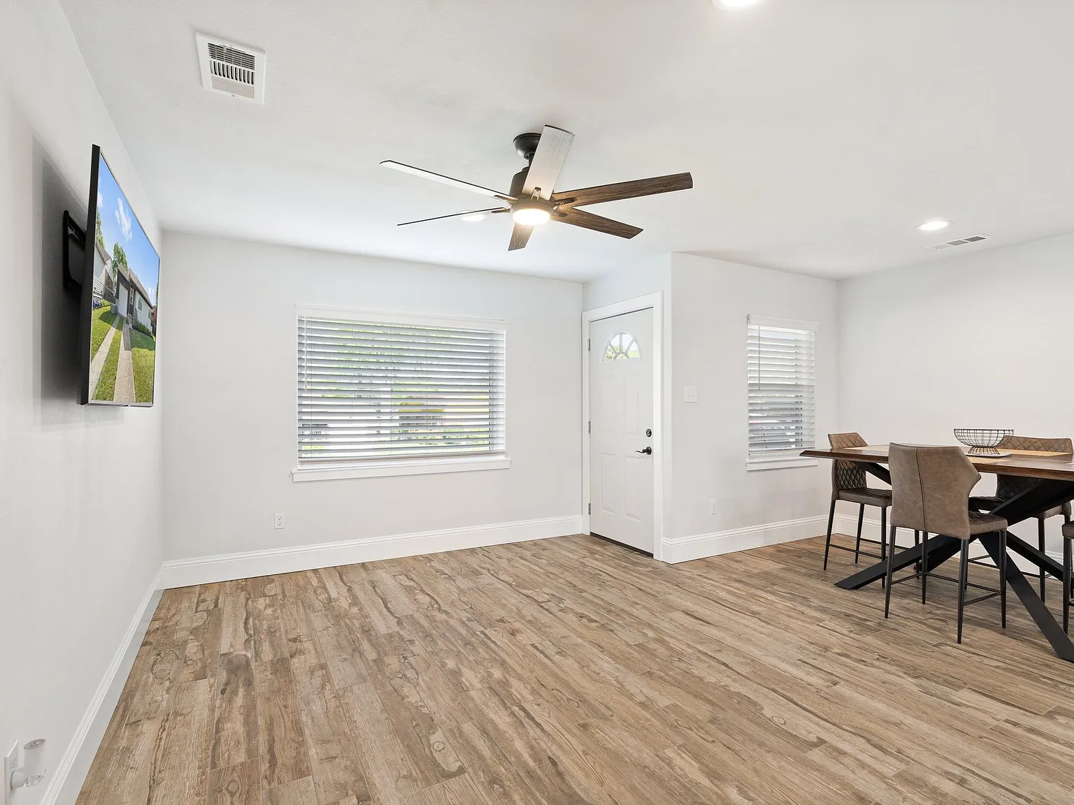 3 bed, 900 sqft, $2,150 — Photo 3