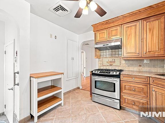 4th image of 3-27 Kenneth Ave