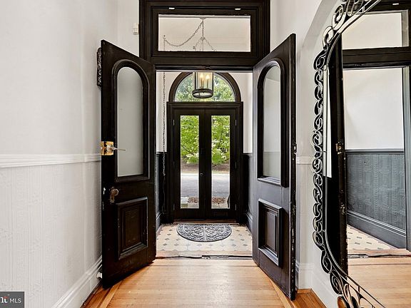 4th image of 1533 W Lombard St