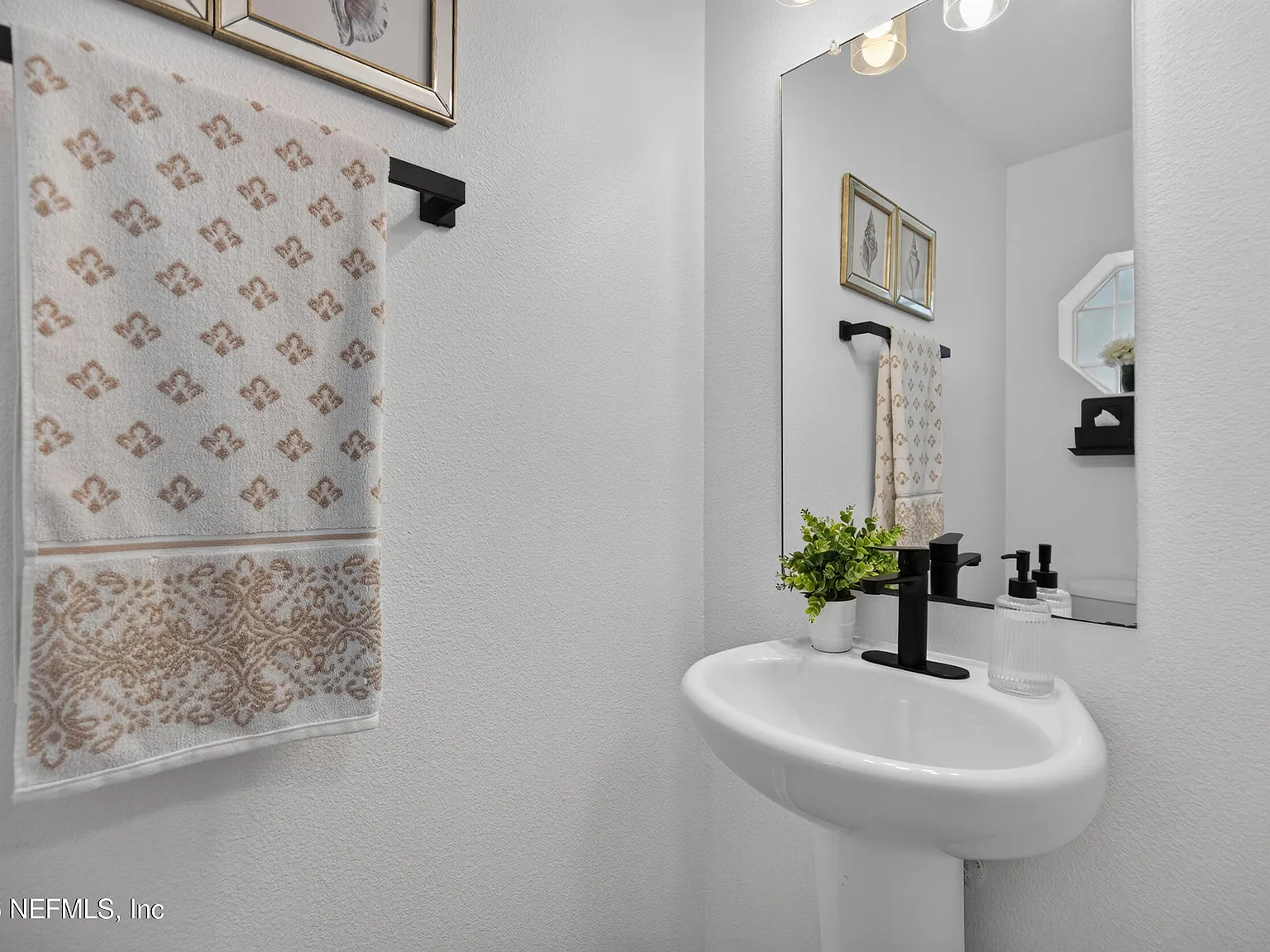3 bed, 2.5 bath, 1652 sqft, $2,100 — Photo 4