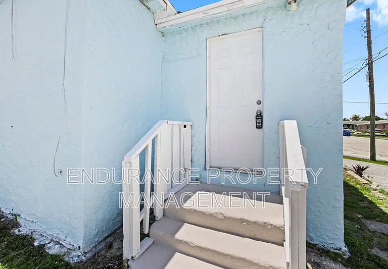 1125 W 28th St — Photo 2