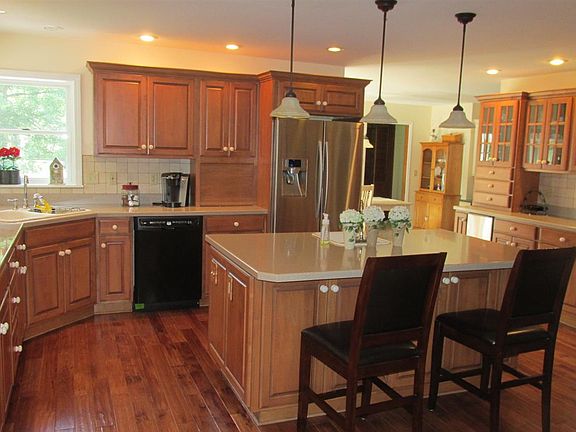 5th image of 2735 Charlton Ln