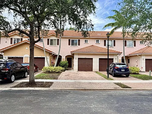 5747 Isles Cir #5747 Photo 1