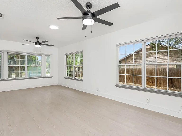 1135 Ceralvo St — Photo 9