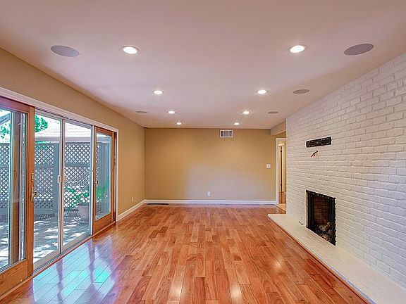 Living Room w Fireplace