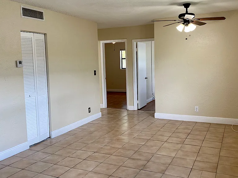 4061 N Dixie Hwy #28 — Photo 3