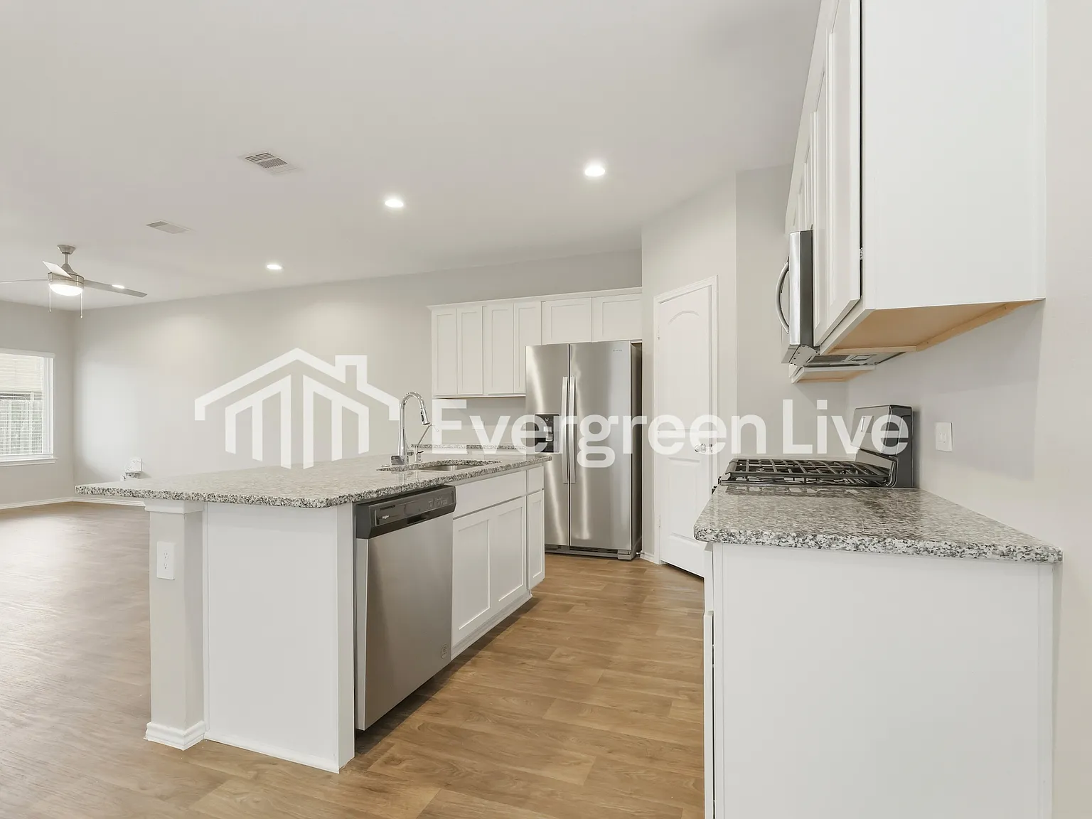 4 bed, 2.5 bath, 2331 sqft, $1,895 — Photo 4