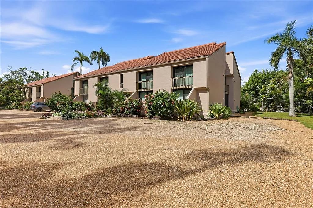 2 bed, 2.0 bath, 998 sqft, $3,800 — Photo 2