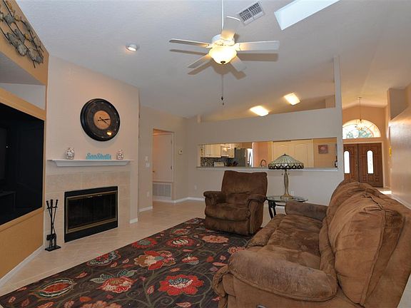 5th image of 493 Wilmington Cir.