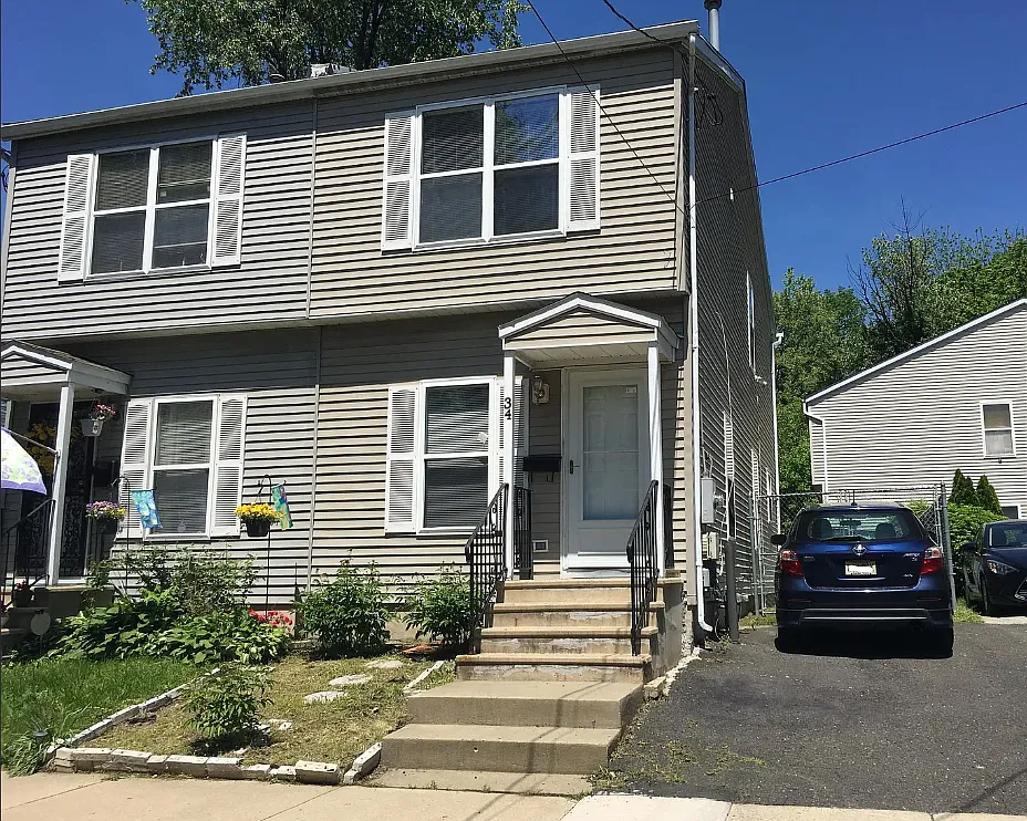 3 bed, 1.5 bath, 1148 sqft, $2,000 — Photo 1
