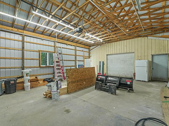 3rd image of 802 E Surrey Rd