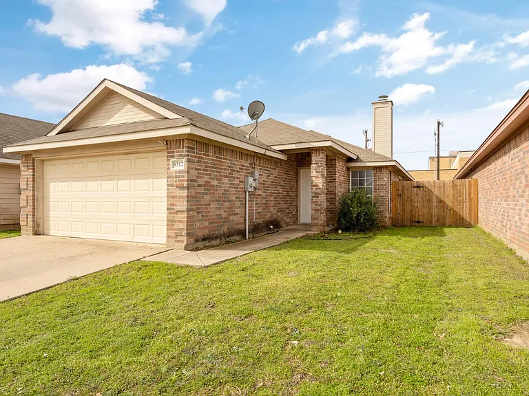 9212 Coral Ln — Photo 1
