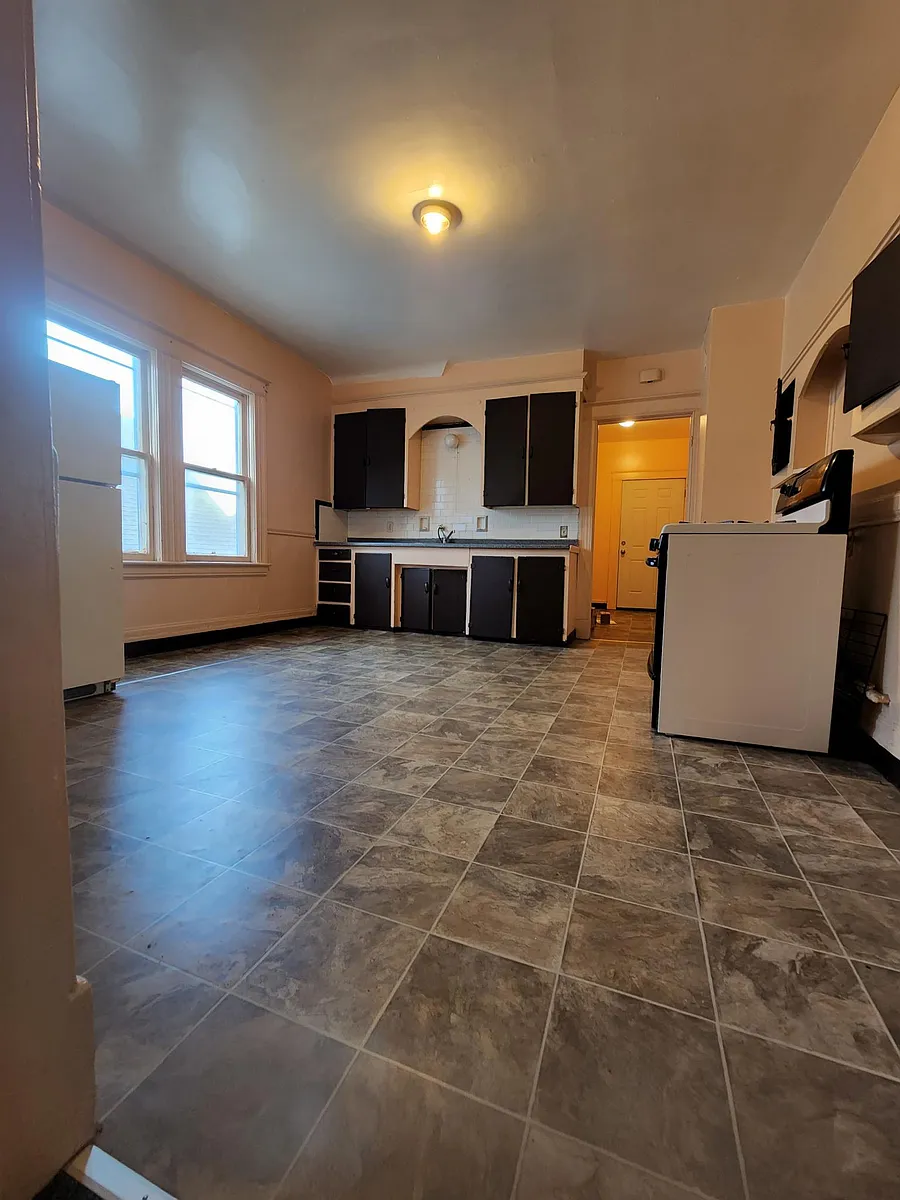 Building Photo - 490 Ames St #UPSTAIRS