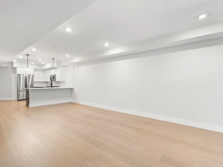 321 W Broadway #1 — Photo 9