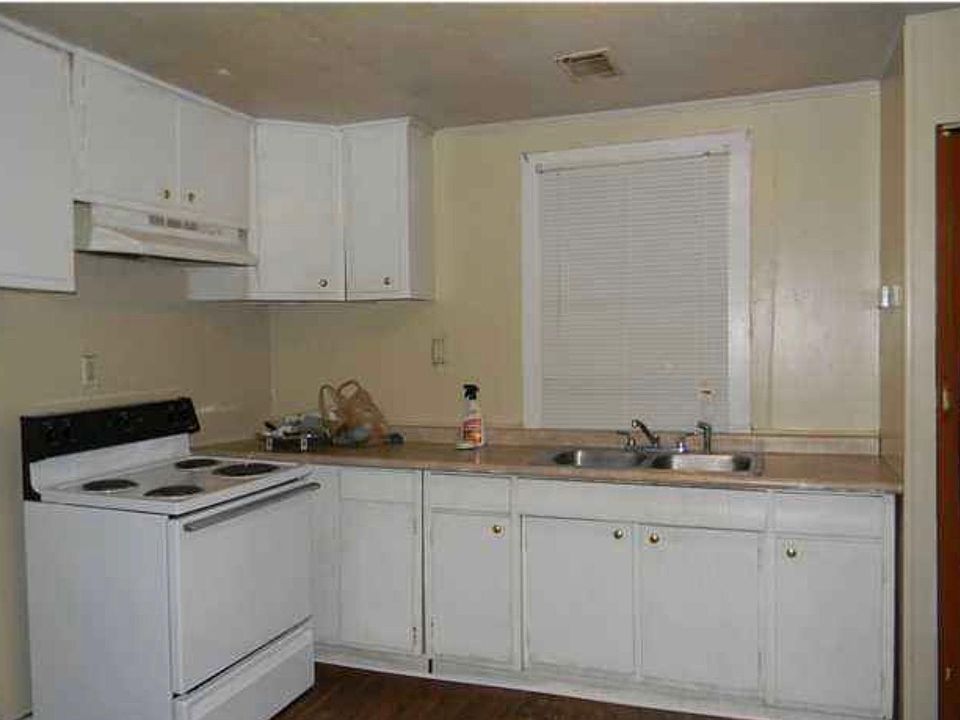2nd image of 2200 3rd St E