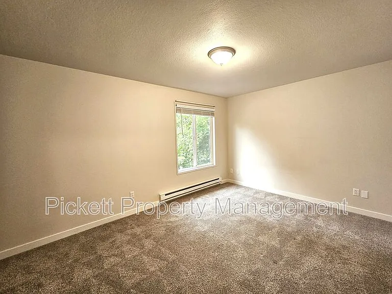 354 NW Edvard St #G — Photo 20
