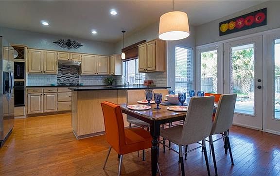 4th image of 4409 Emerald Dr