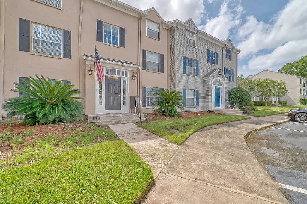3 bed, 1379 sqft, $1,700 — Photo 1