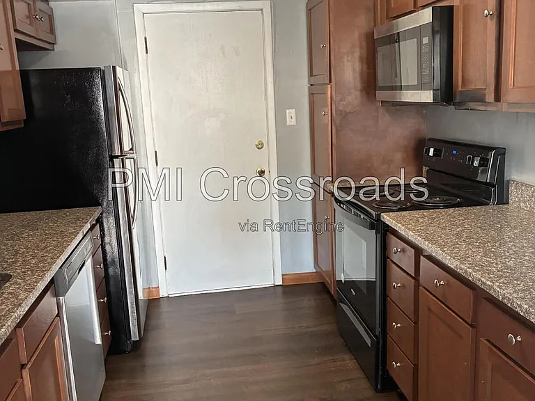 Riviera Manor — Photo 11