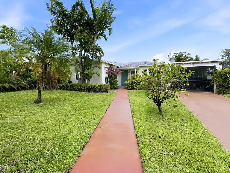 221 Princeton Dr — Photo 1