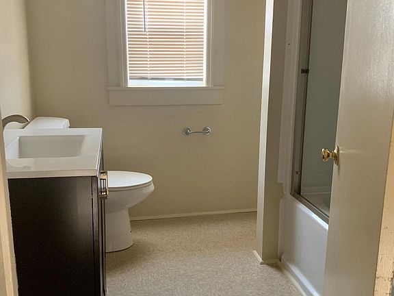 Upstairs main bathroom