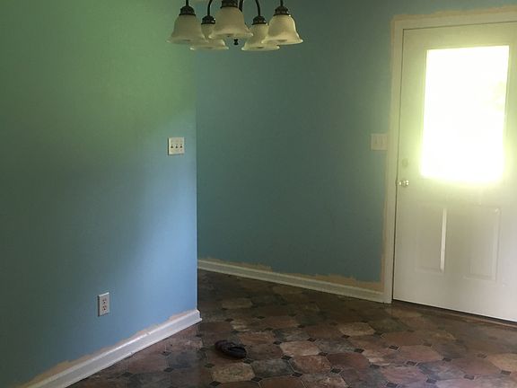 3rd image of 141 Hampton Glen Dr
