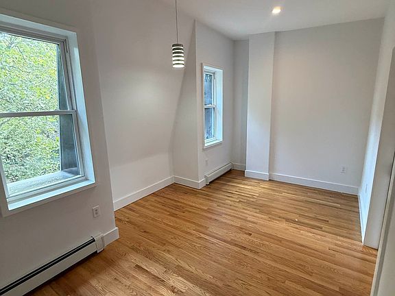 5th image of 253 Halsey St APT 2