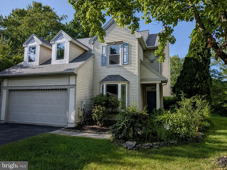 72 Harvard Cir — Photo 1