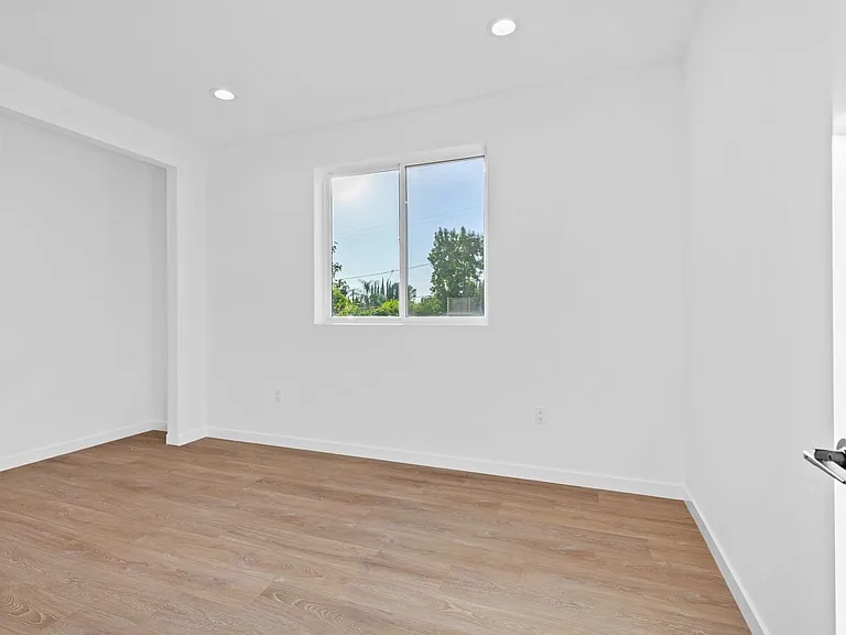 6846 Cedros Ave — Photo 18