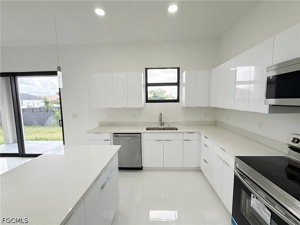 4 bed, 3.0 bath, 1905 sqft, $2,200 — Photo 1