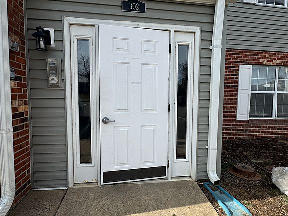 2nd image of 302 Grosvenor Ln APT 1