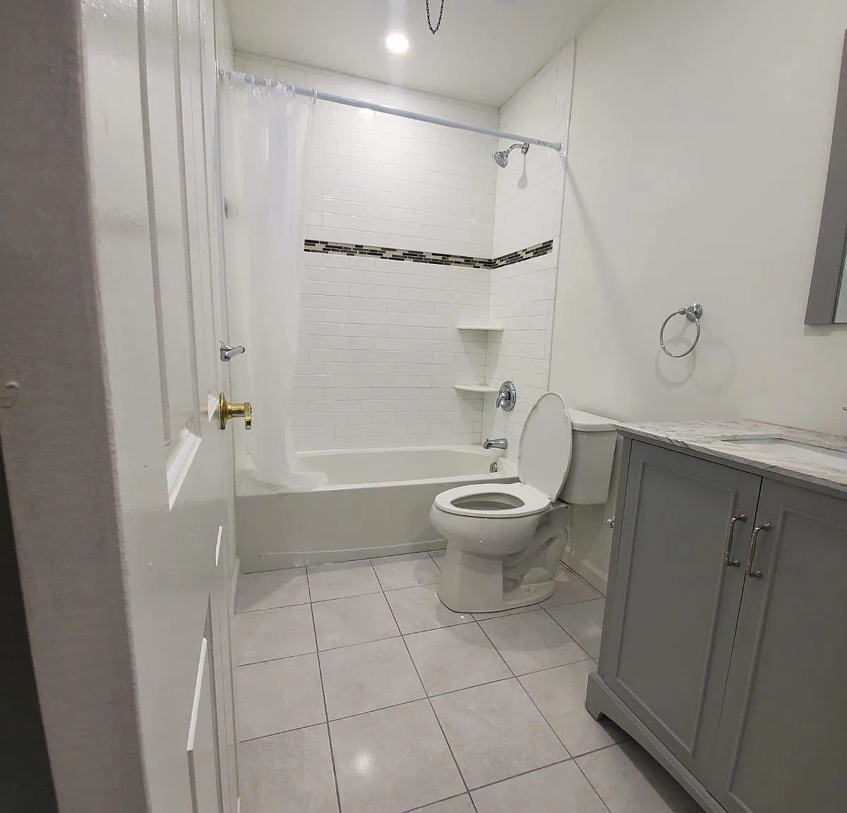 3 bed, 1.5 bath, 1296 sqft, $2,400 — Photo 2
