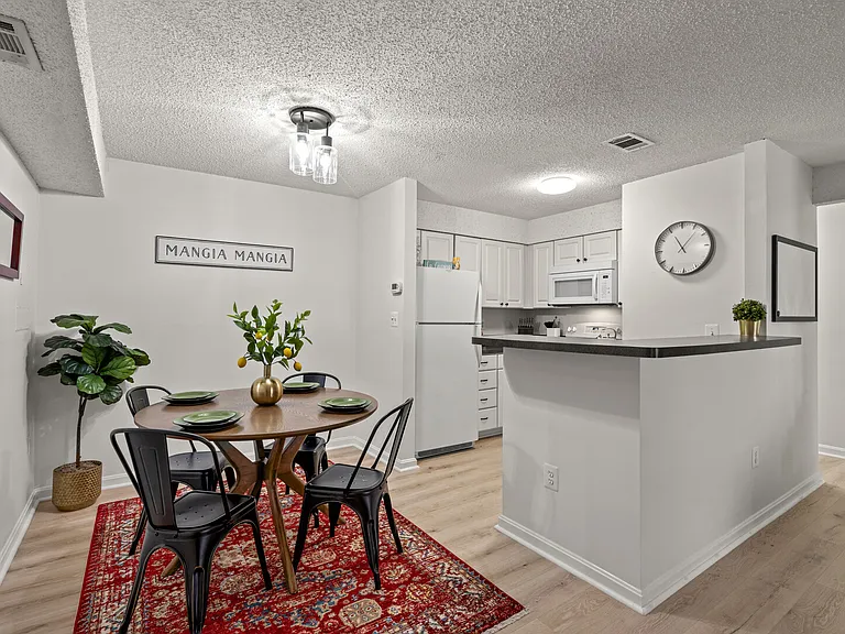 Mary Caroline Cir — Photo 2