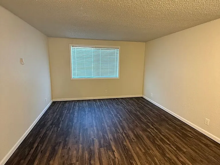 130 Stanford Dr — Photo 2
