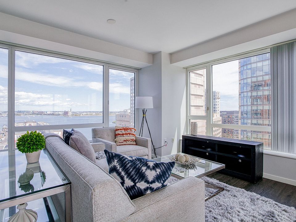 Spacious living room