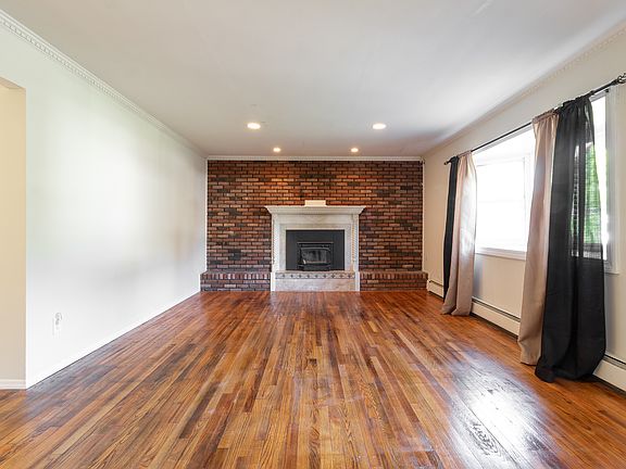 2nd image of 36 Moffitt Blvd