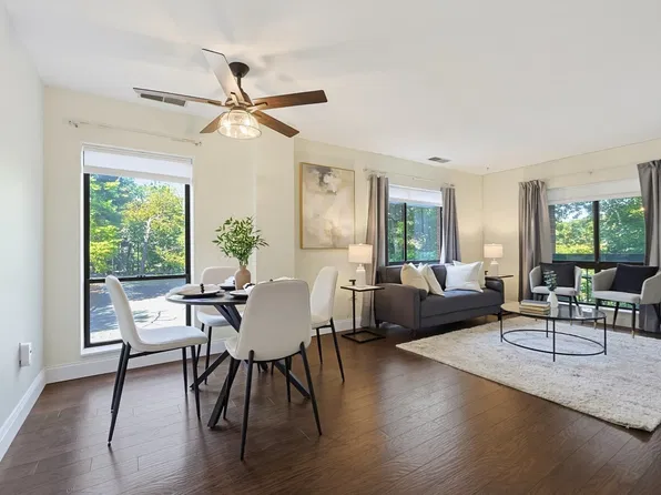4 Summit Dr APT 001, Reading, MA 01867