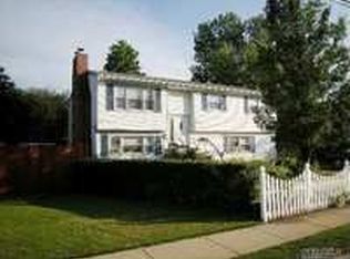 345 E Hoffman Ave, Lindenhurst, NY 11757