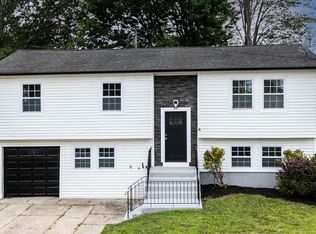 4 S Cardinal Ct, Bay Shore, NY 11706