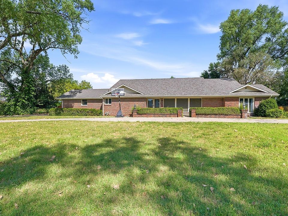 1st image of 555 S Springlake Ln