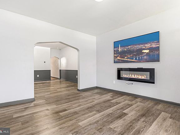 3rd image of 2732 Baker St