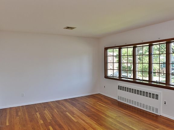5th image of 194 Purdy Ave