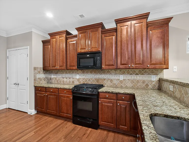 2935 Whitfield Ave — Photo 32