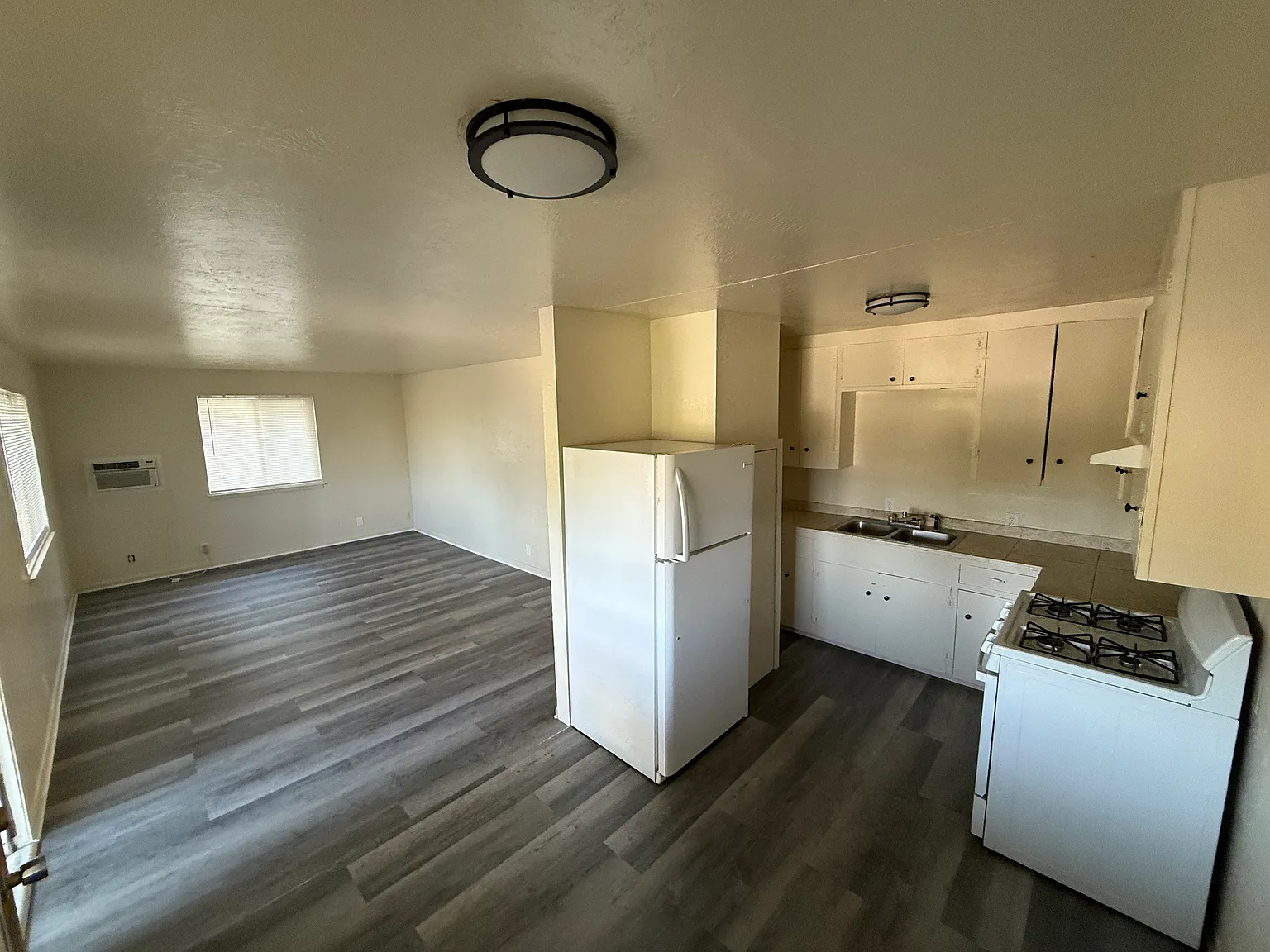 Queen Bee Cottages — Photo 3