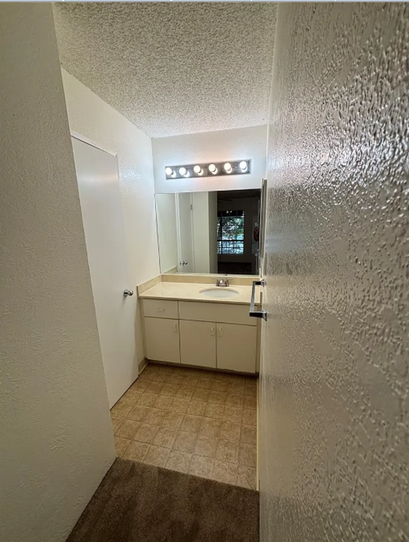 Conveniently Located 1BR Townhome in Desirable Crosspointe at Halawa — Photo 3