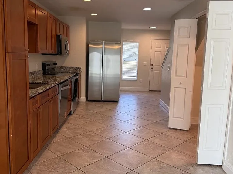 5150 SE 103rd Ln #4 — Photo 1