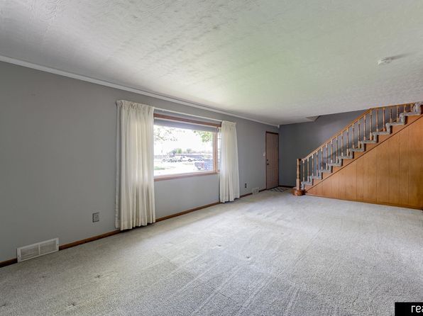 1852 E 19th St, Fremont, NE 68025