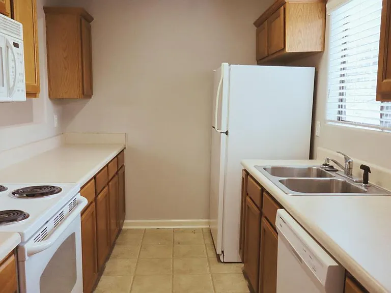 1100 Woodlawn Ave #64 — Photo 5