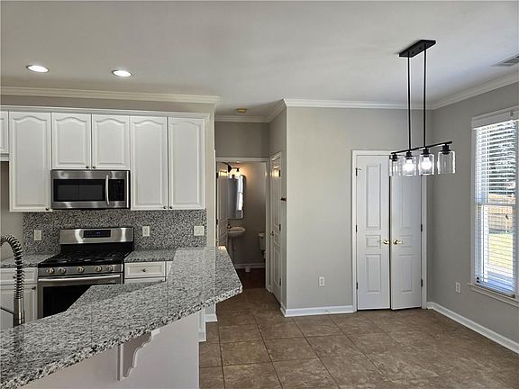 5th image of 412 Middlebrooke St